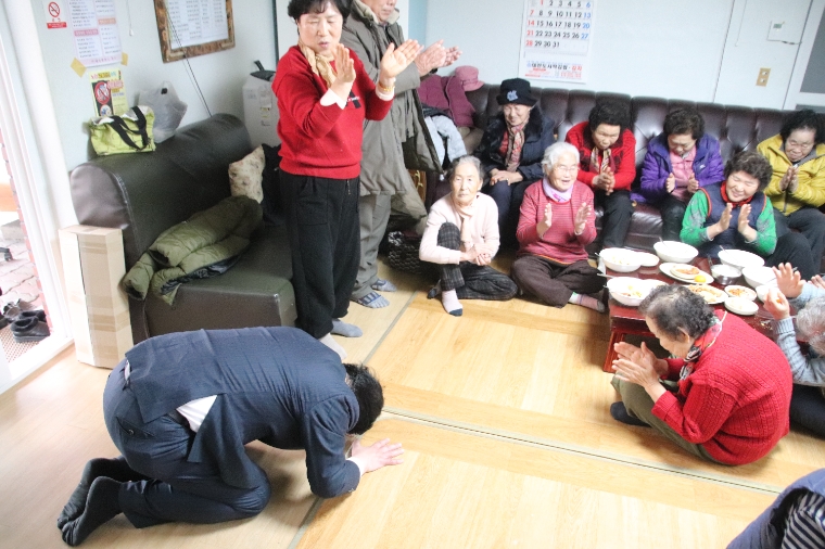 국민의힘 윤창현 국회의원이 (대전 동구) 경로당에서 큰절 하는 모습 (사진=의원실)