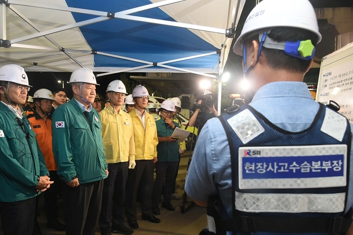 (왼쪽 두 번째부터) 이상민 행정안전부 장관, 이종국 에스알 대표이사.(사진=SR)