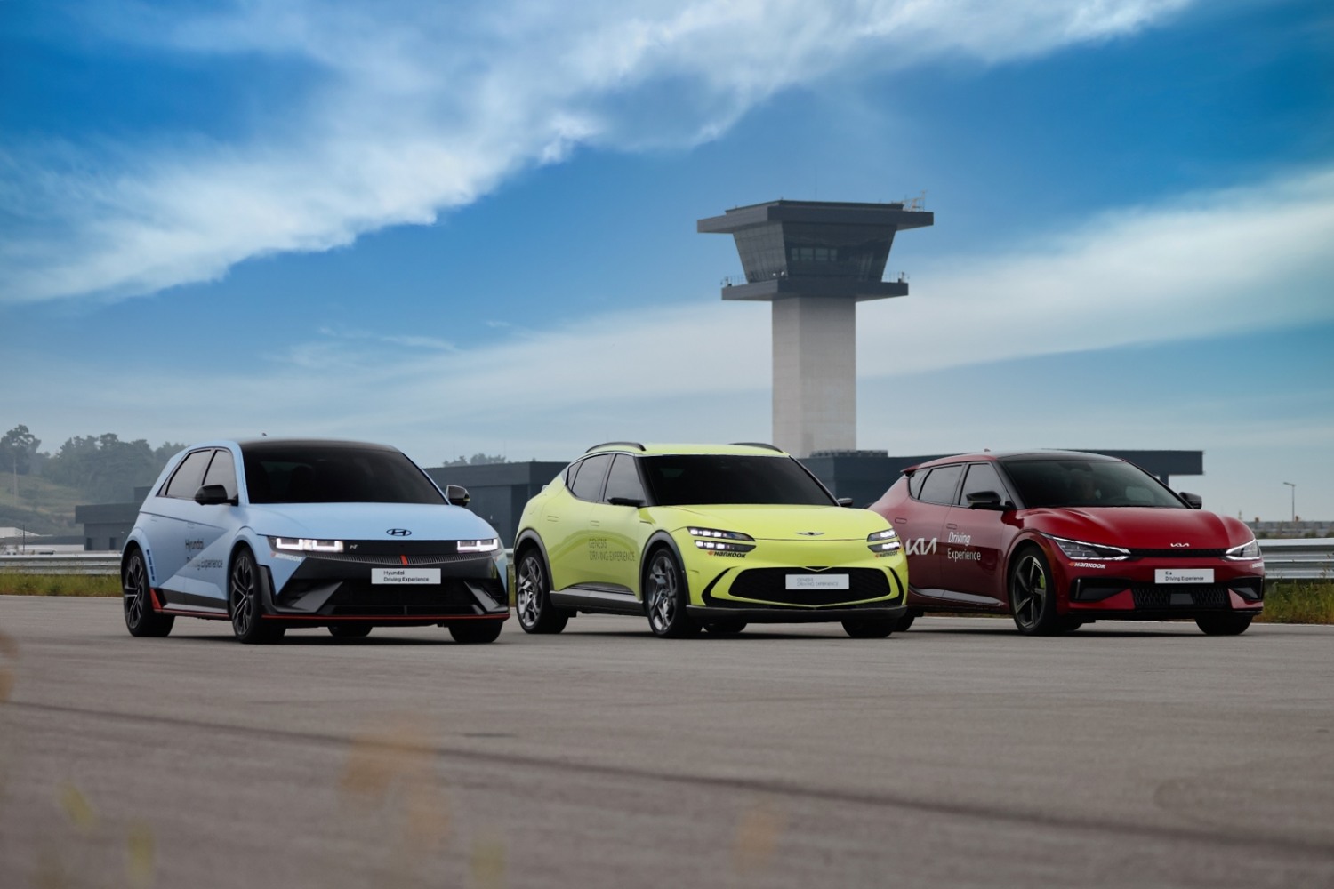 HMG 드라이빙 익스피리언스 센터를 주행하는 현대, 기아, 제네시스 차량.(사진=현대차그룹)