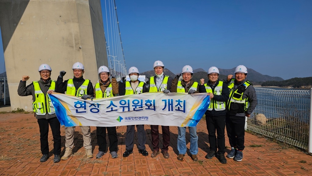 고군산대교 관리 상태 점검 후 기념촬영 모습.(사진= 국토안전관리원)