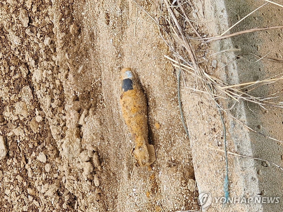 춘천 밭에서 발견된 60㎜ 구경 불발탄. (사진=연합뉴스)