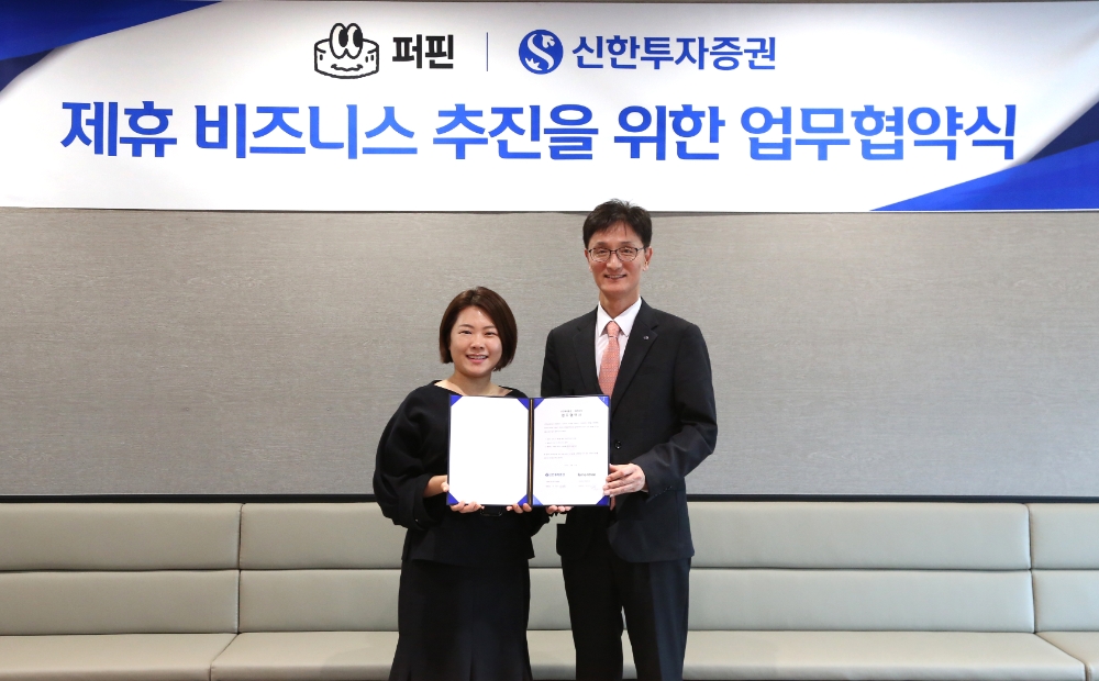 신한투자증권 이선훈 자산관리부문대표(오른쪽)와 레몬트리 이민희 대표(왼쪽)가 지난 25일 여의도 신한투자증권 본사에서 MOU를 기념해 사진촬영을 하고 있다. 사진=신한투자증권