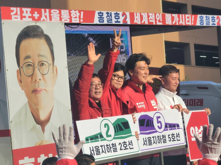 한동훈 국민의힘 비대위원장이 지난 30일 김포 구래역 광장에서 열린 지원 유세에 나서고 있다. 사진=국민의힘