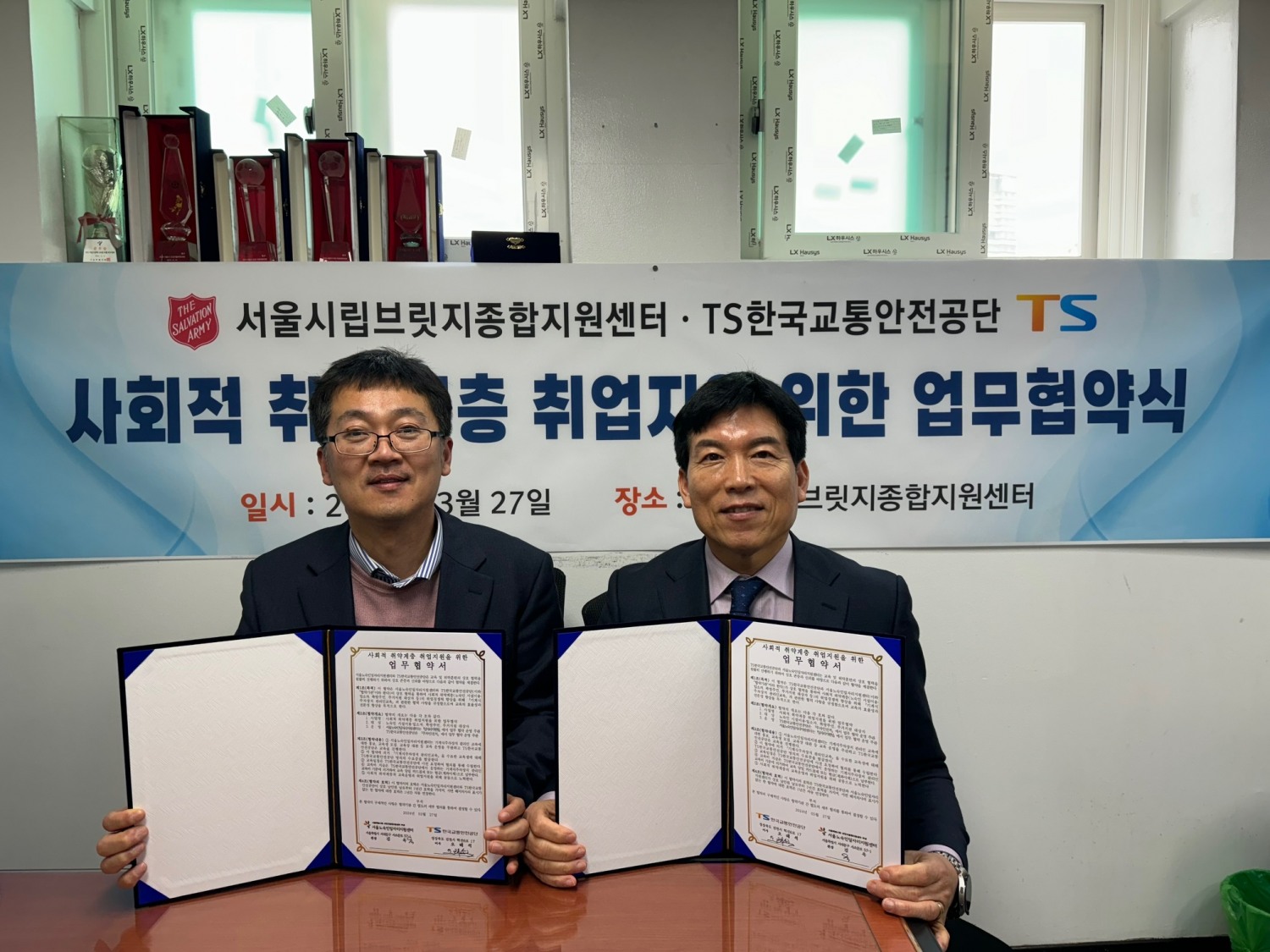 울노숙인일자리지원센터 김욱 관장과 한국교통안전공단 오태석 이사(사진 오른쪽)가 ‘사회적 취약계층 취업지원을 위한 업무협약’을 체결한 후 기념사진을 찍고 있다.(사진=TS)