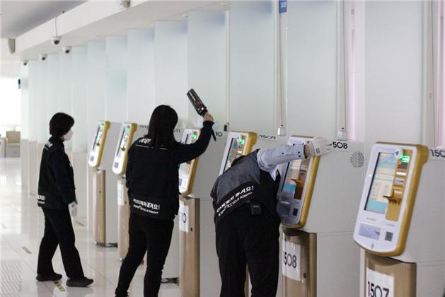 지난 3월 28일 미사리 경정장 실시한 폭탄테러 대응훈련에서 관계자들이 폭발물을 수색하고 있다.(사진=국민체육진흥공단)