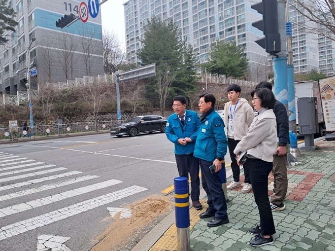 정종복 기장군수가 교차로 사망사고 발생구역을 점검하고 있다.(제공=부산 기장군)