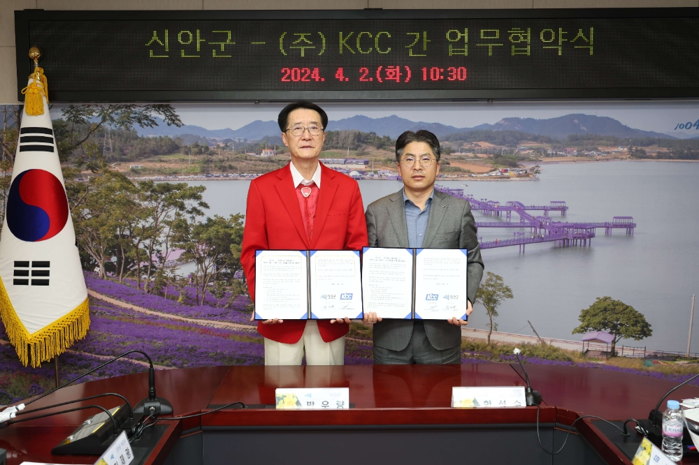 박우량 신안군수(사진 왼쪽)와 KCC 유통도료 사업부장 함성수 상무(사진 오른쪽)가 업무협약식 기념 사진을 촬영하고 있다.(사진=KCC)