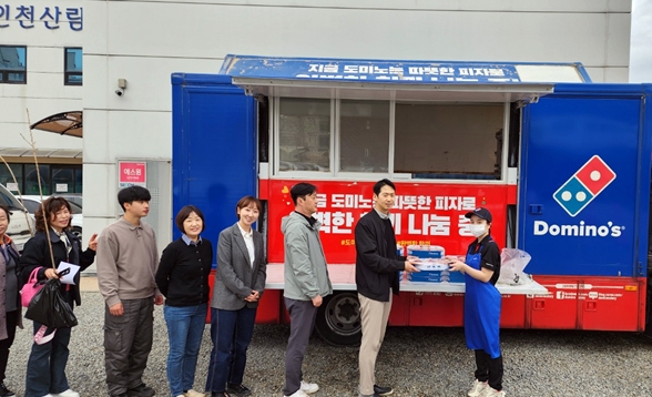 도미노피자, ‘인천산림조합’에 파티카로 피자 전달