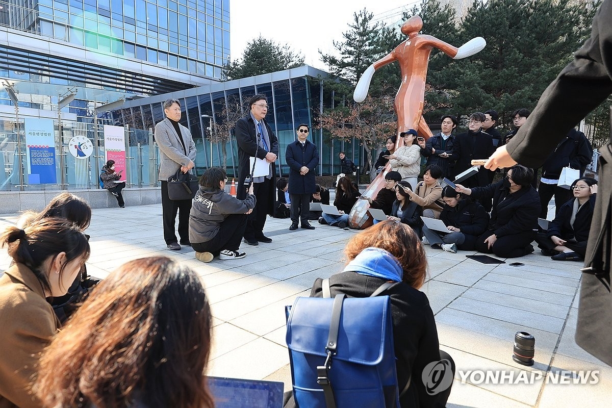 이병철 변호사가 3월 14일 오후 서초구 서울행정법원에서 협의회가 보건복지부 장관과 교육부 장관을 상대로 낸 의대 증원 취소소송·집행정지 가처분 신청과 관련해 입장을 밝히고 있다. (사진=연합뉴스)