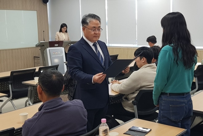 유정호 소장이 위촉장을 전수하고 있다.(제공=춘천보호관찰소)