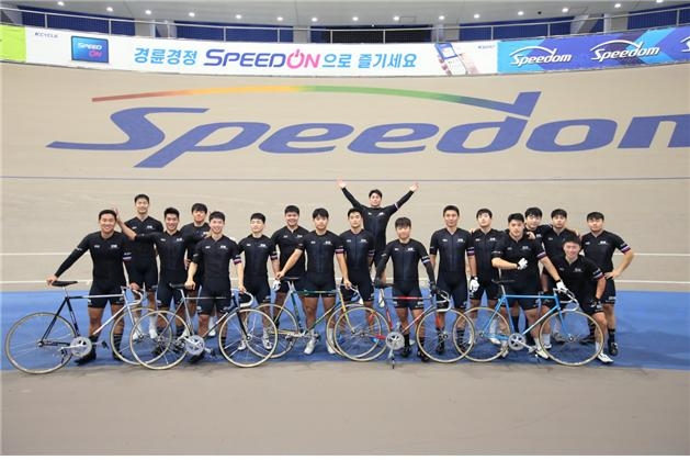 지난해 제28기 경륜 선수 후보생들이 훈련을 위해 모인 광명스피돔에서 기념사진을 촬영하고 있다.(사진=국민체육진흥공단)