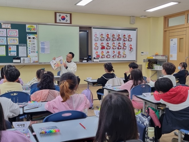 최종원 청장이 웅천초등학교 1학년 학생들을 상대로 분리배출과 재활용에 관한 수업을 진행하고 있다. (사진제공=낙동강유역환경청)