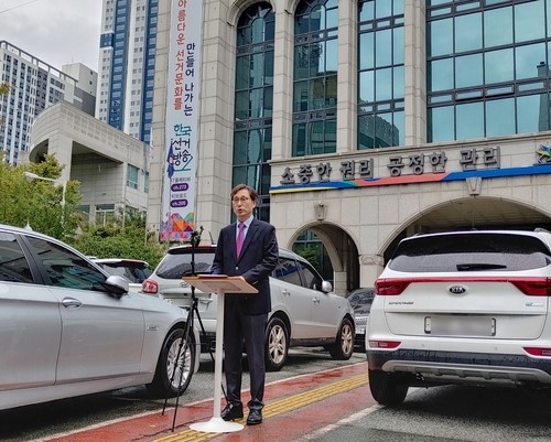 2022년 2월 부산교육감 선거 불출마 선언하는 박한일 전 해양대 총장.(사진=연합뉴스)