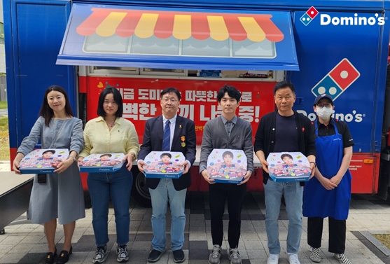 도미노피자, 과학의 날 맞아 기초과학연구원에 피자 전달