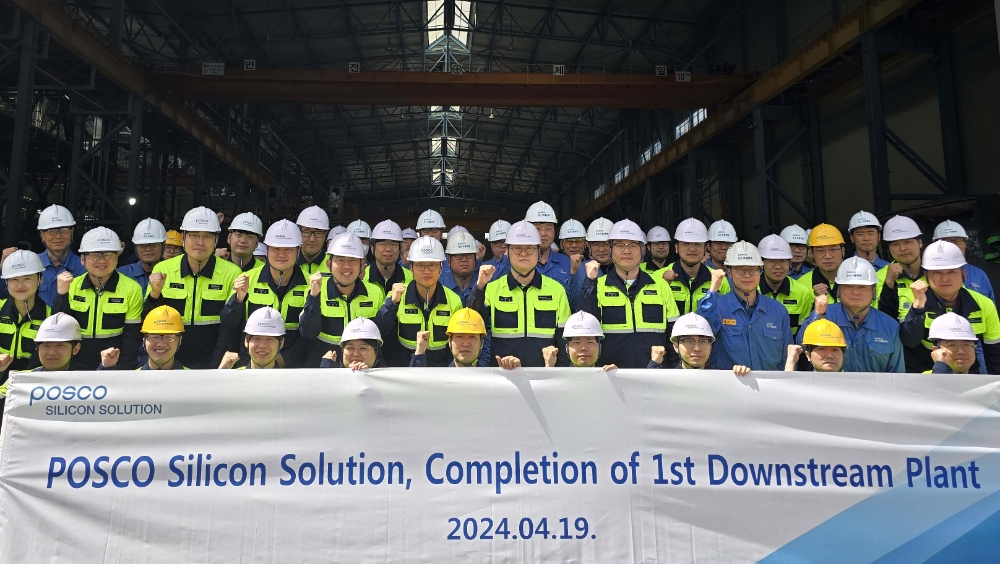 이재우 대표(두 번째 줄 오른쪽에서 다섯 번째) 등 포스코실리콘솔루션 임직원들이 4월 19일 준공한 실리콘음극재공장 앞에서 기념촬영을 하고 있다.(사진=포스코그룹)