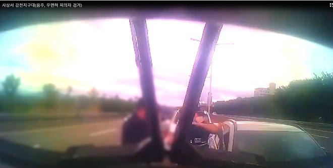 조수석 유리창을 깨고 있는 경찰관. 영상캡처.(제공=부산경찰청)