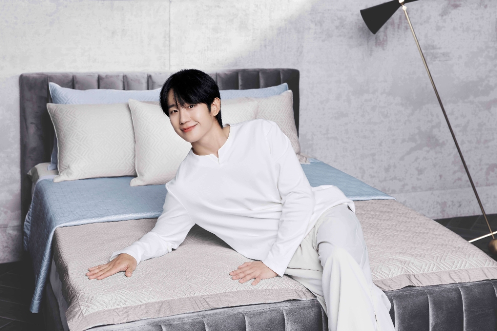 세사 2024 아이스침구 '에어아이스'에서 포즈를 취하고 있는 정해인 배우. 사진=웰크론