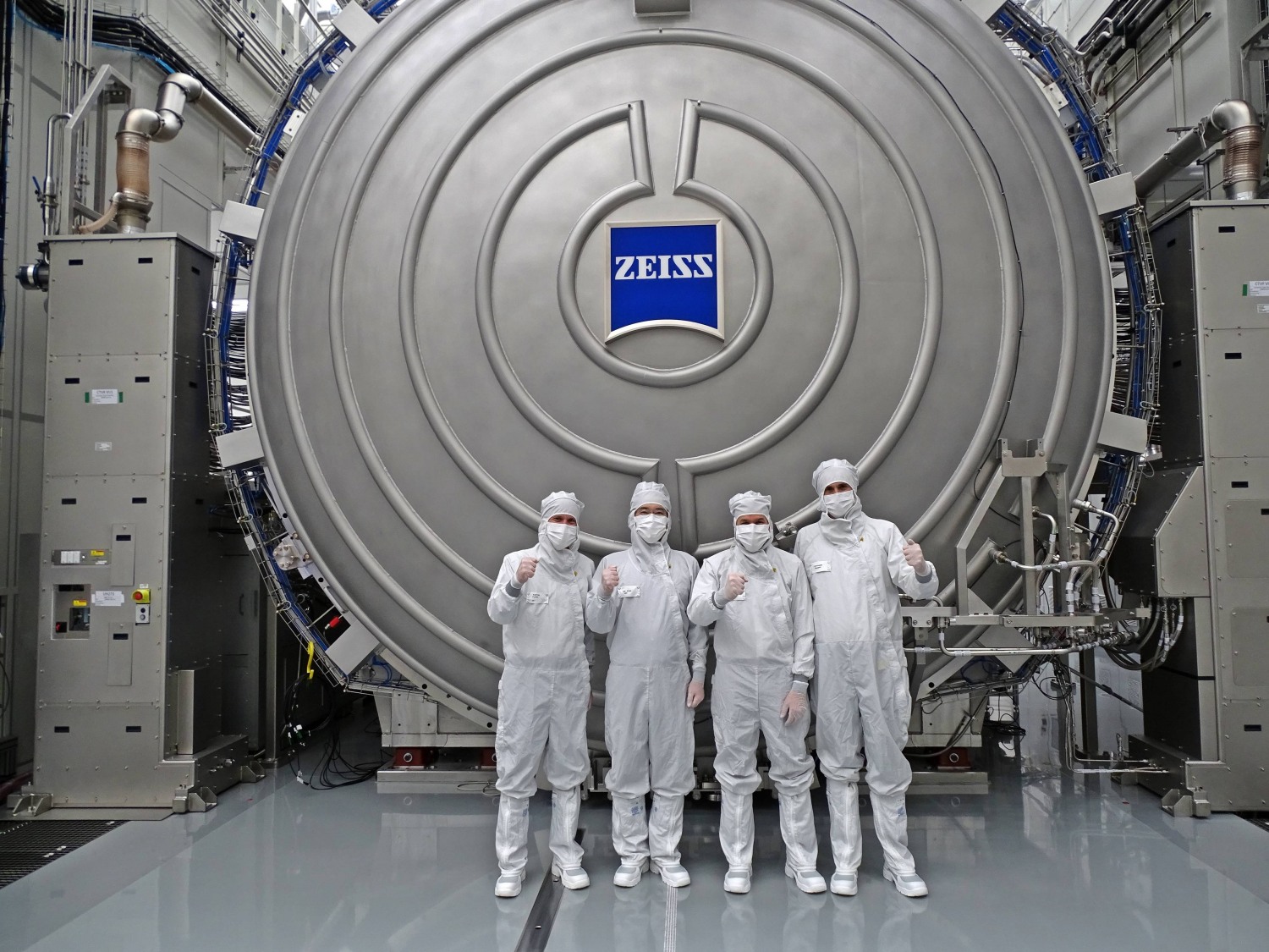 26일(현지 시간) 독일 오버코헨 ZEISS 본사를 방문한 이재용 삼성전자 회장(왼쪽에서 두번째)이 최신 반도체 장비를 살펴본 뒤 칼 람프레히트(Karl Lamprecht) ZEISS그룹 CEO(왼쪽에서 세번째), 안드레아스 페허(Andreas Pecher) ZEISS SMT(Semiconductor Manufacturing Technology) CEO(왼쪽에서 첫번째)와 함께 기념사진을 촬영하는 모습. 사진=삼성전자