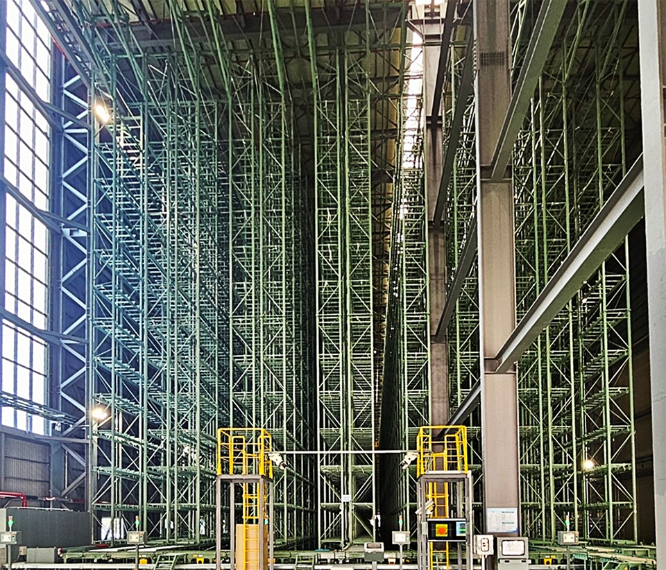 스태커 크레인(Stacker Crane)을 통해 셀(Cell)에 자재를 자동으로 저장하는 대형 입체선반.(사진=포스코DX)