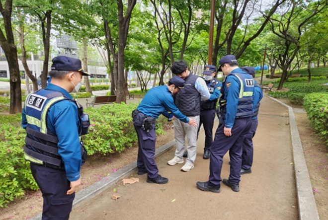 피해자에게 접근하는 위치추적 전자장치 부착 잠정조치 대상자를 경찰에서 체포하고 있는 훈련 모습.(사진제공=대구서부준법지원센터)