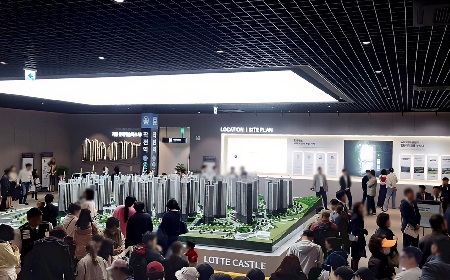 고객들이 ’계양 롯데캐슬 파크시티’ 견본주택을 둘러보고 있다.(사진=롯데건설)