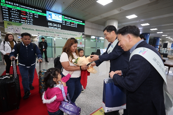 관광공사, 청주-마닐라 신규 취항 기념 입국객 환대행사 진행