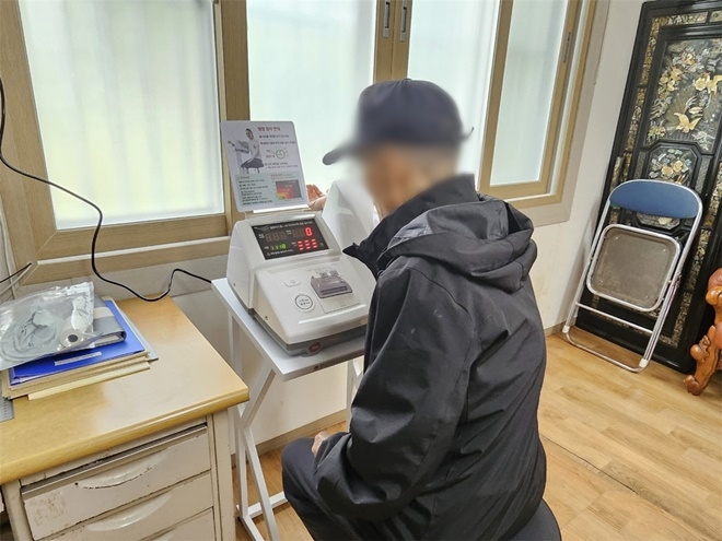 경로당을 방문한 어르신이 혈압측정기를 사용하고 있다.(사진제공=부산 기장군)