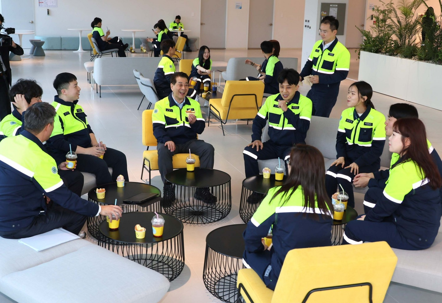 포스코그룹 장인화 회장(우측 두번째)이 21일 세종에 위치한 포스코퓨처엠 천연흑연 음극재 공장을 둘러보고 있다.(사진=포스코그룹)