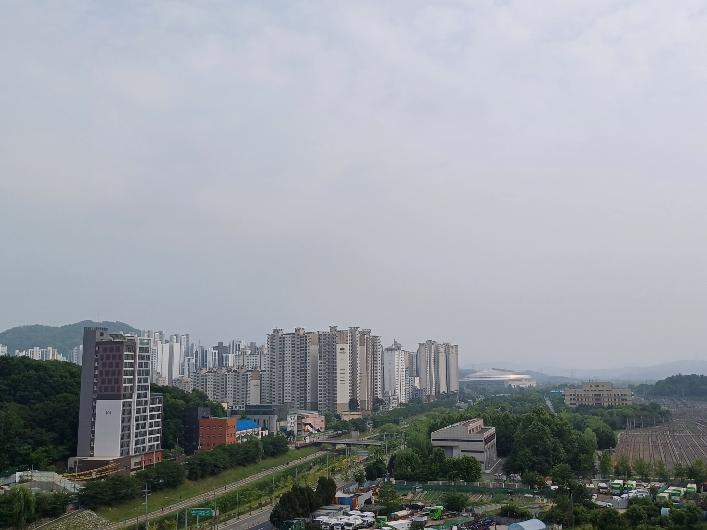 서울시가 짓는 천왕수소발전소의 위치 전경, 왼쪽 목감천 바로 옆 오른쪽 한국전력 천왕변전소 건물 뒤에 건설될 예정이다.(사진=로이슈)