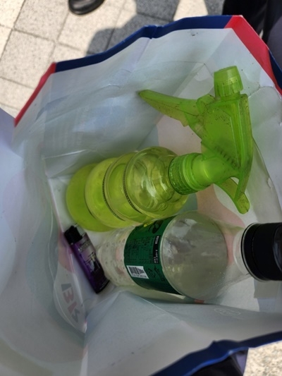 압수물(석유가 들어있는 페트병과 분무기, 라이터).(제공=부산경찰청)