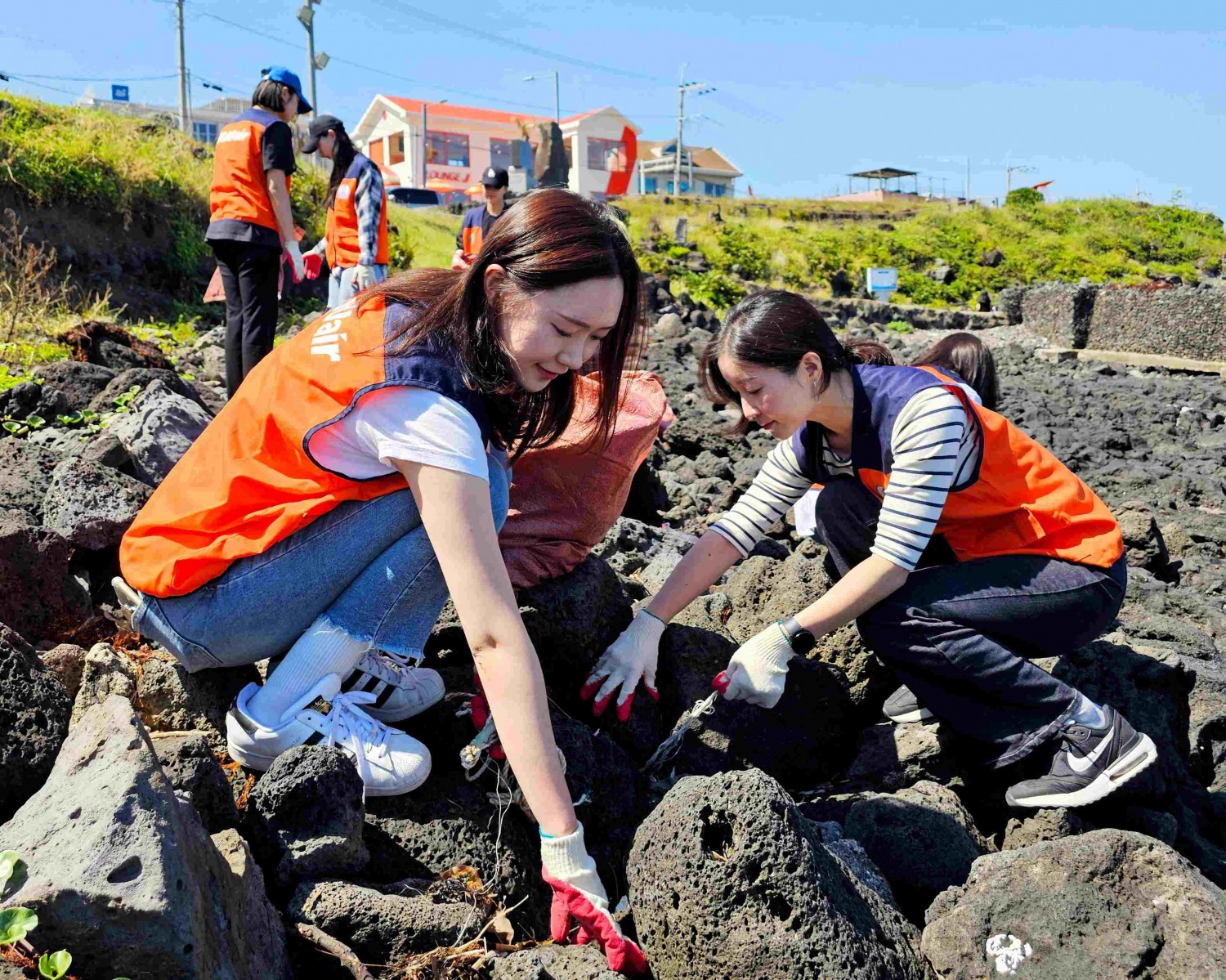 제주항공 객실승무원 봉사단 ‘에코머’, 제주 해양정화활동 진행