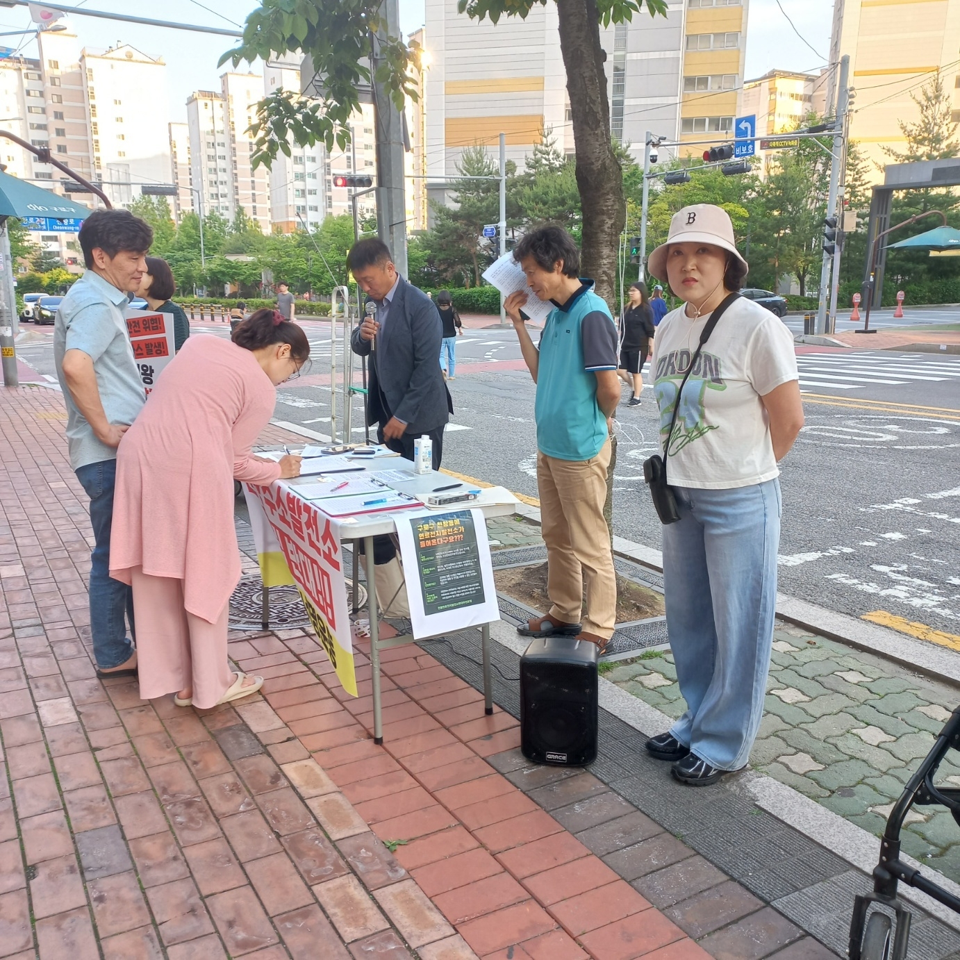 지난 29일, 천왕 수소발전소 반대 대책위원회가 천왕지구 상가앞에서 주민들에게 반대 서명운동을 벌이고 있는 모습.(사진=천왕 수소발전소 반대 대책위원회)
