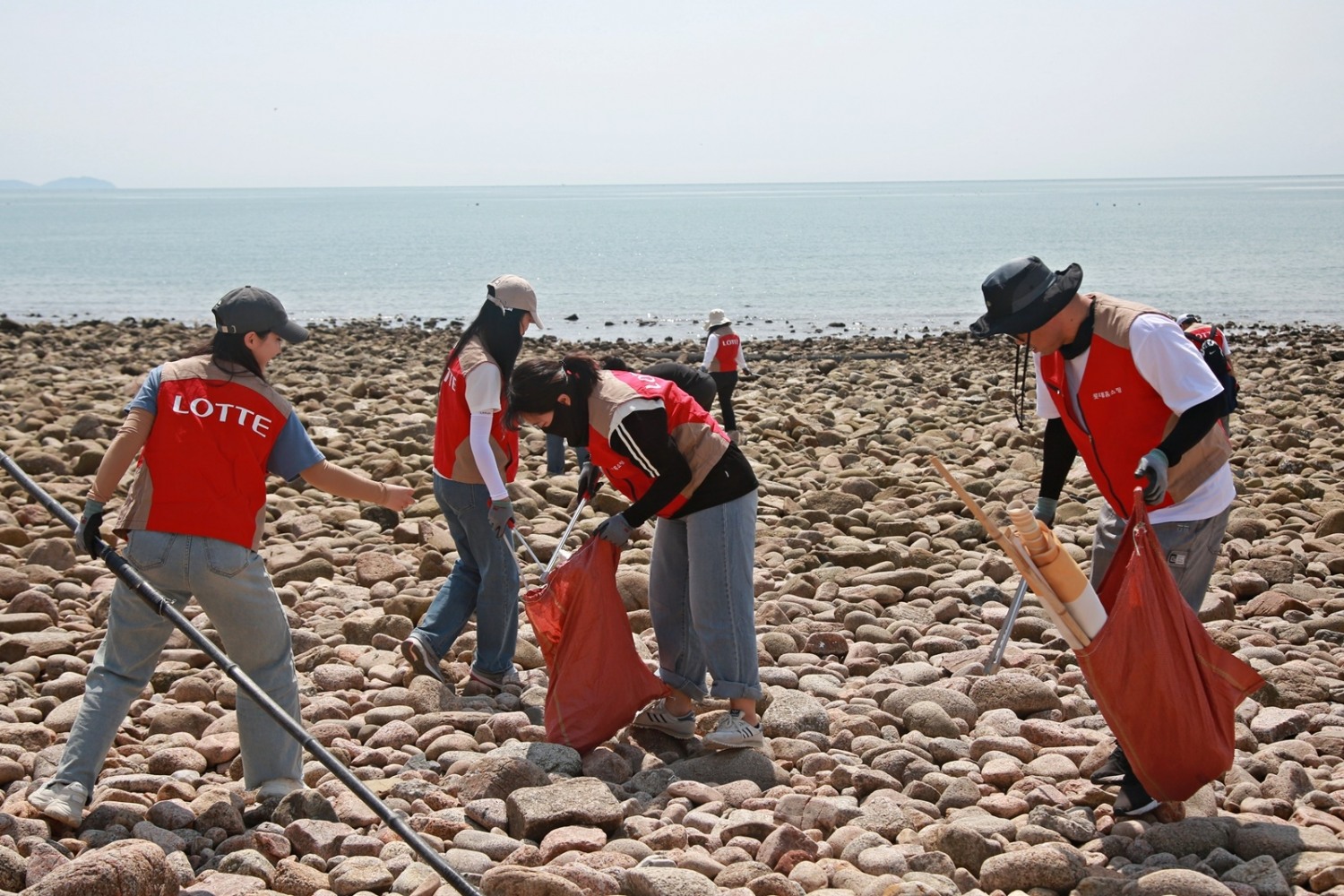 롯데홈쇼핑, ‘반려해변 정화활동’ 실시