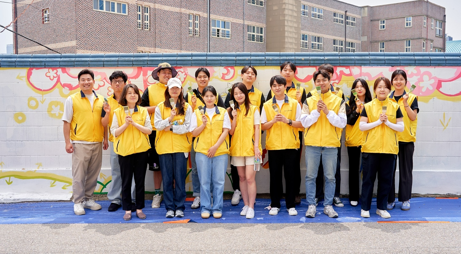 HDC현대산업개발은 지난 5월 HDC 심포니 앙상블 단원과 HDC그룹사와 함께 용산구 관내 삼광초 어린이와 인근 주민들의 거주환경 개선을 위한 봉사활동으로 벽화 그리기를 완성하고 기념사진을 촬영했다.(사진=HDC현대산업개발)