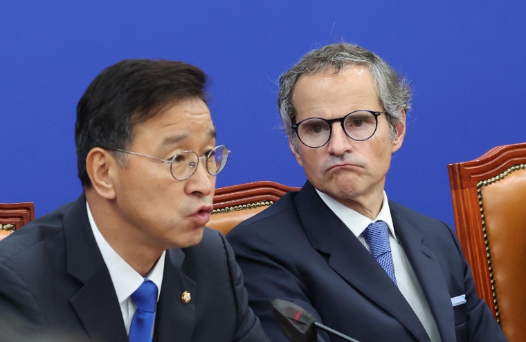 (라파엘 그로시 IAEA 사무총장이 위성곤 의원 발언을 듣고 있다. (사진=연합뉴스)