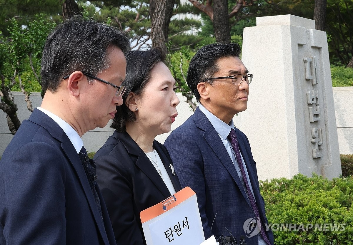 탄원서 들고 발언하는 김현아 전의교협 언론홍보위원장.(사진=연합뉴스)