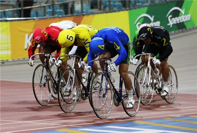 광명스피돔에서 우수급 선수들이 결승선을 향해 달려가고 있다. (사진=국민체육진흥공단)