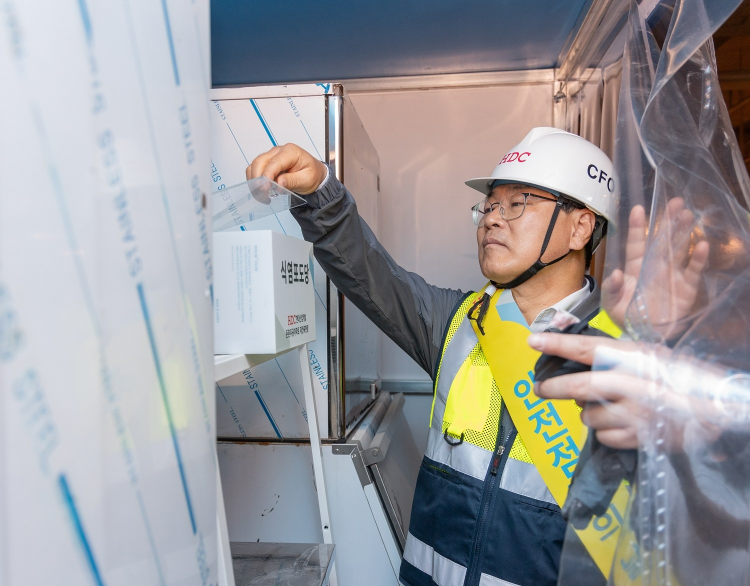 혹서기 대비 식염 포도당 비치 여부를 확인하는 김회언 HDC현대산업개발 대표이사.(사진=HDC현대산업개발)