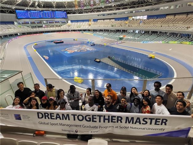 지난 31일 개발도상국 스포츠 행정가 11기 교육과정 학생들이 광명스피돔을 시설을 견학하며 기념사진을 촬영하고 있다.(사진=국민체육진흥공단)