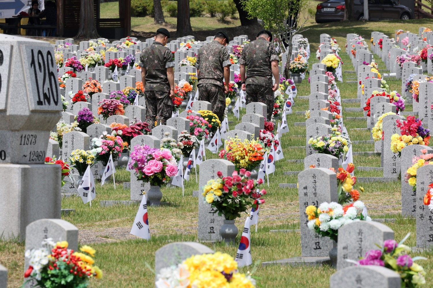 현충원 찾은 군인.(사진=연합뉴스)