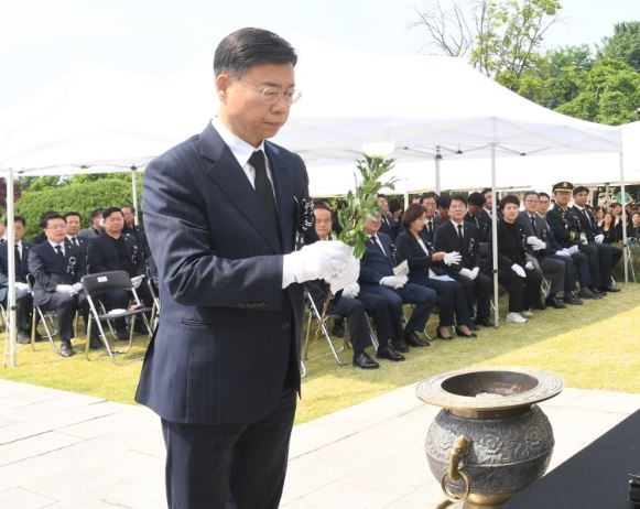 신상진 성남시장이 현충탑에서 나라를 위해 헌신한 순국선열과 호국영령들을 위해 헌화를 하고 있다.