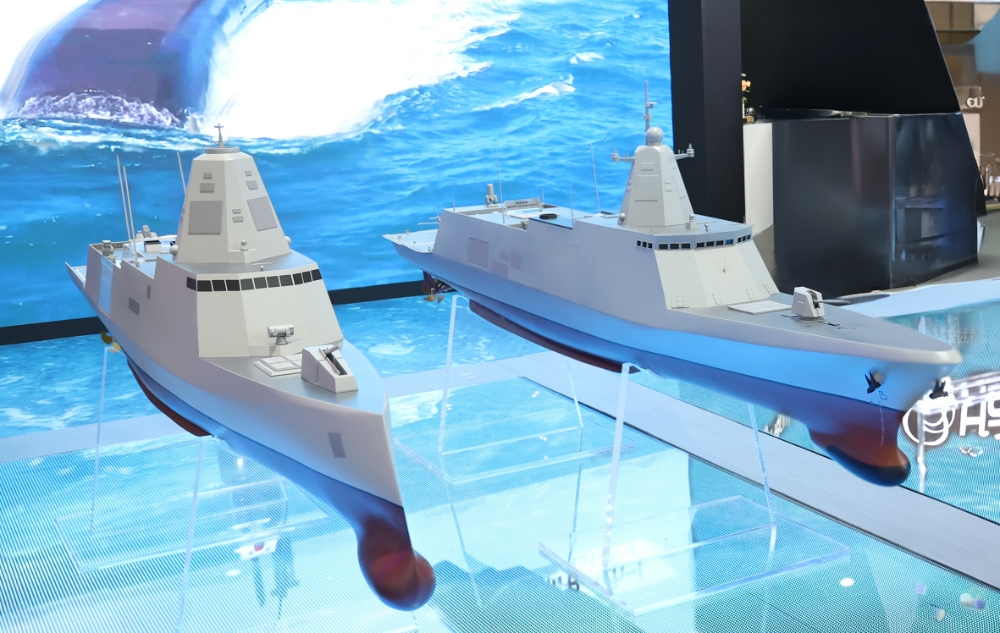 지난해 6월 부산 벡스코에서 진행된 마덱스 2023 전시회에서 선보여 많은 이들의 이목을 집중시킨 한화오션의 차세대 구축함 모습.(사진=한화오션)