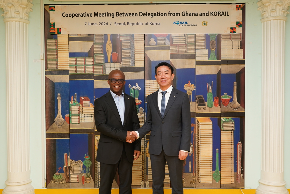 (오른쪽부터) 한문희 코레일 사장, 스테판 아모아 가나 재무부 차관.(사진=코레일)