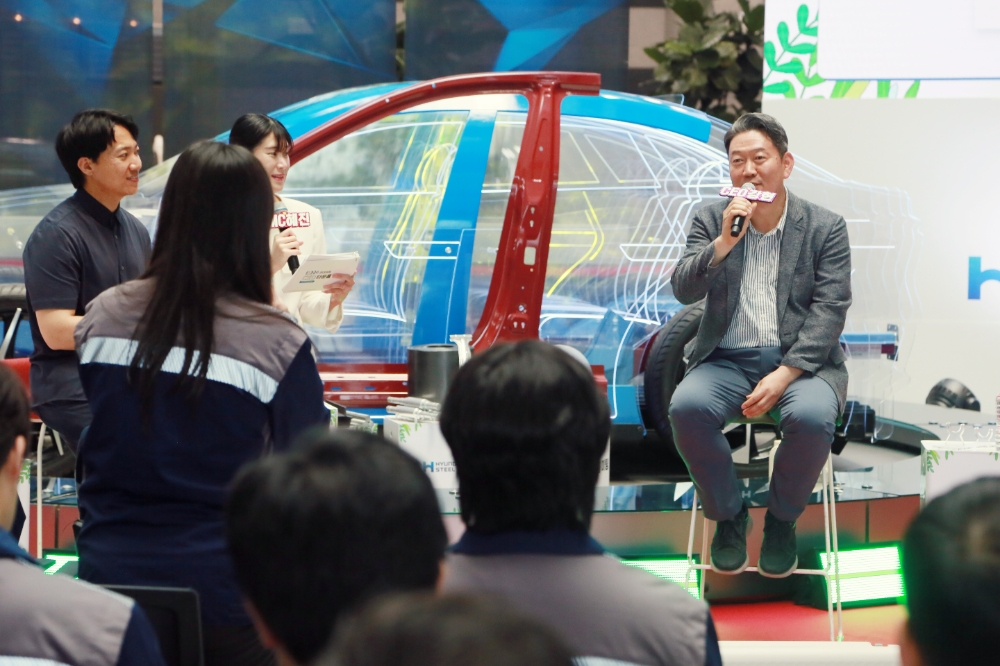 현대제철 서강현 사장(사진 맨 오른쪽)이 지난 5일 당진제철소 기술연구소 1층 로비에서 진행된 '타운홀 미팅'에서 직원들과 대화의 시간을 가지고 있다.(사진=현대제철)