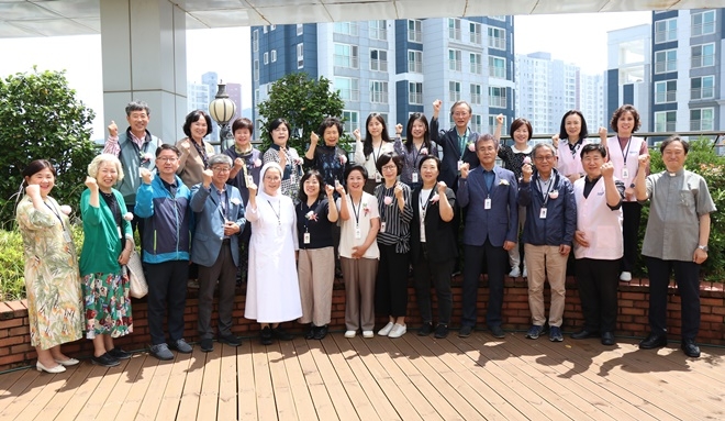 자원봉사자학교수료식 기념촬영.(사진제공=부산성모병원)