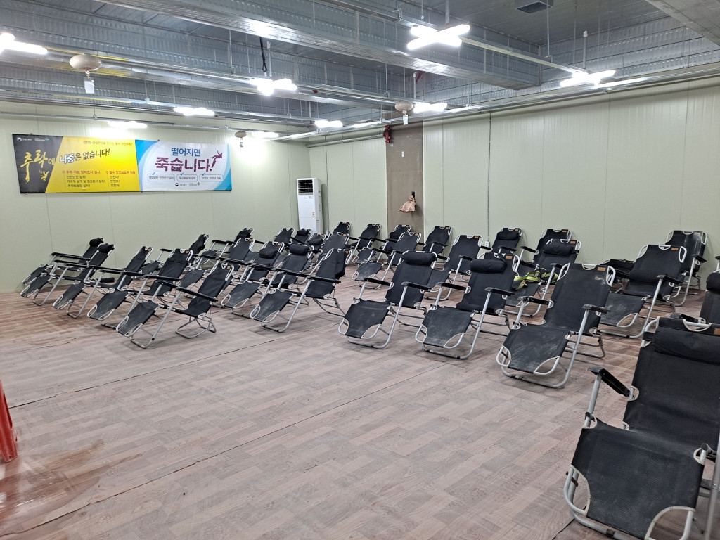 현장 내 근로자들이 편하게 누워서 쉴 수 있는 휴게실 모습. (사진=DL건설)