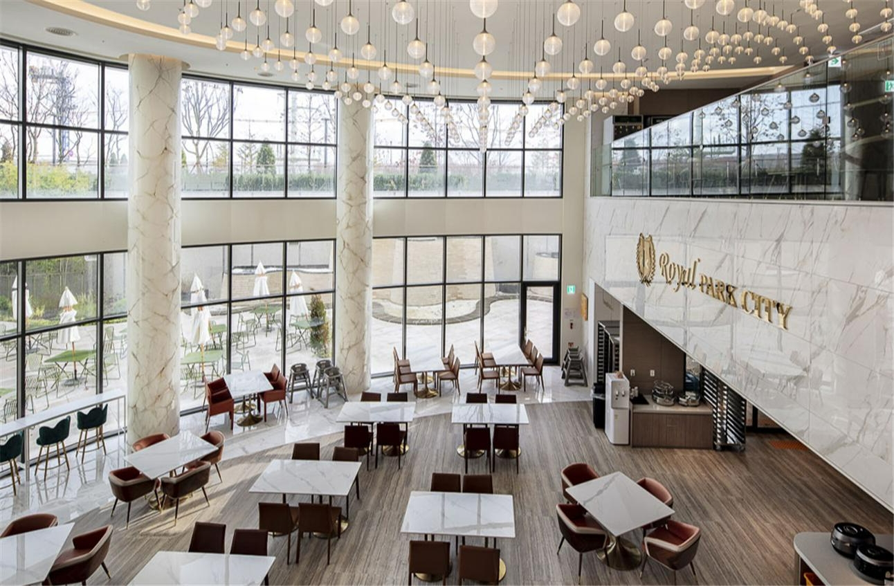 3식 서비스를 제공하는 국내 최대 규모 크기 로열파크씨티 트리니티 라운지.(사진=DK아시아)