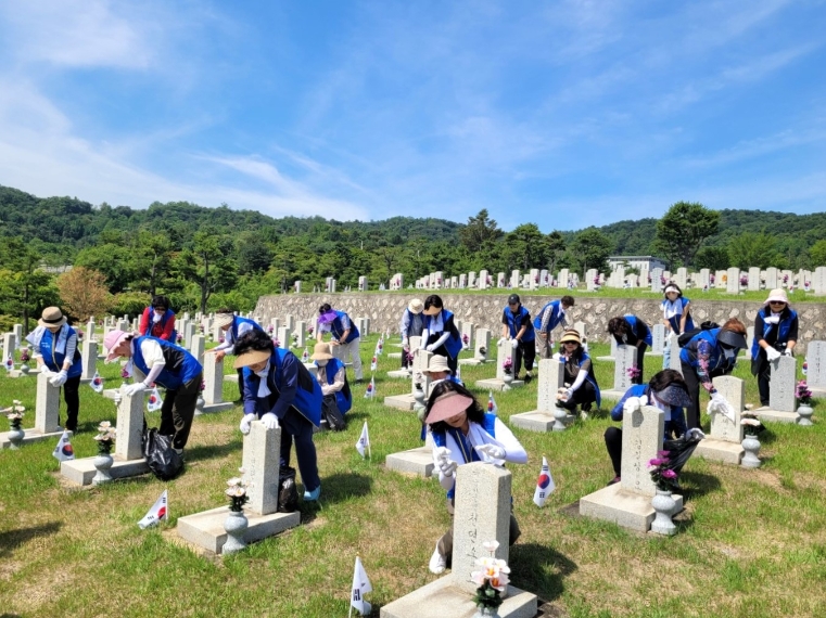 자생한방병원, 호국보훈의 달 맞아 현충원 묘역정화 봉사활동 실시