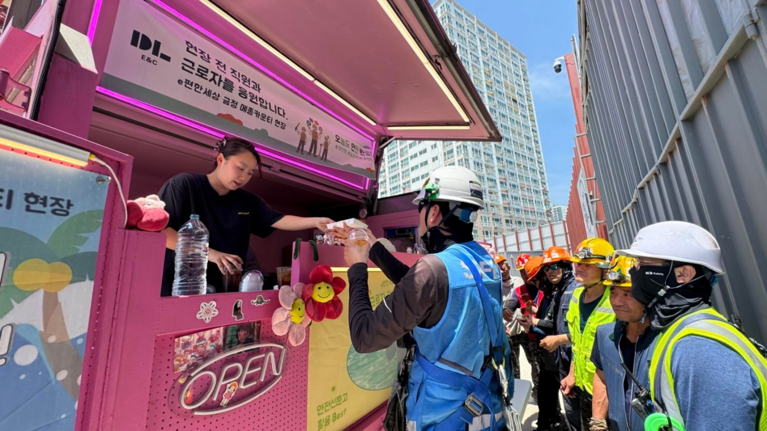 DL이앤씨 안전신문고 참여 우수 현장으로 선정된 부산의 아파트 현장에서 커피트럭 지원 이벤트가 진행되고 있다.(사진=DL이앤씨)