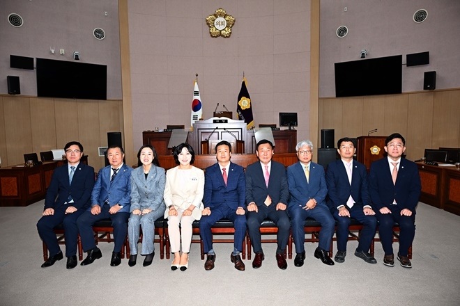 기장군의회가 제9대 전반기 마지막 회기를 마무리하고 기념촬영.(사진제공=부산 기장군의회)